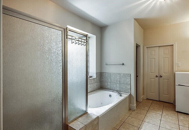 Building Photo - 11114 Sherwood Garden Dr