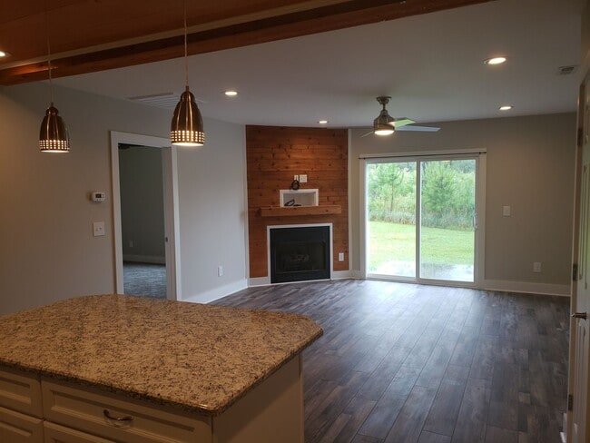Building Photo - Lovely 2 bedroom 2 bath unfurnished home located in the Pine Ridge Community - Holly Ridge