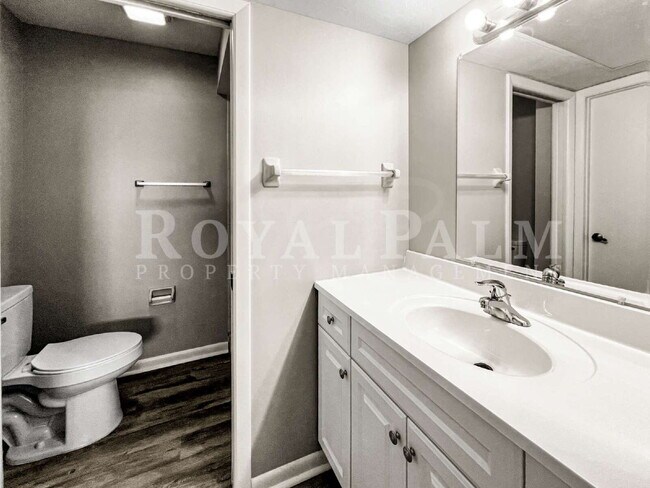 Building Photo - 4530 SW 10th Ave