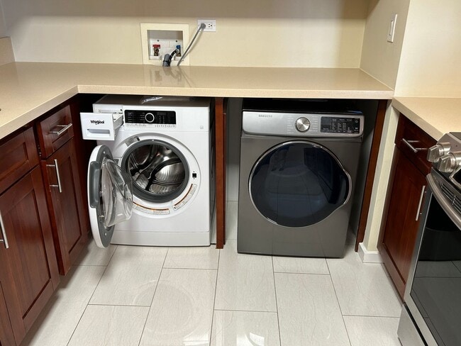 Building Photo - Kealani 2 Bdrm., 2 bath, 1 cov'd/sec'd Pkg. - Pool