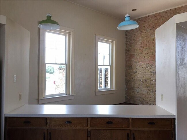 Building Photo - 1009 Main St