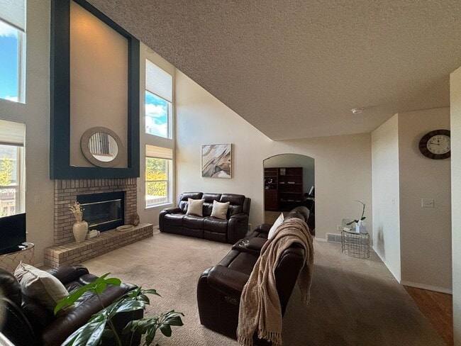 Building Photo - Meticulsly Maintained 5 Bedroom, 4 Bathroom Home