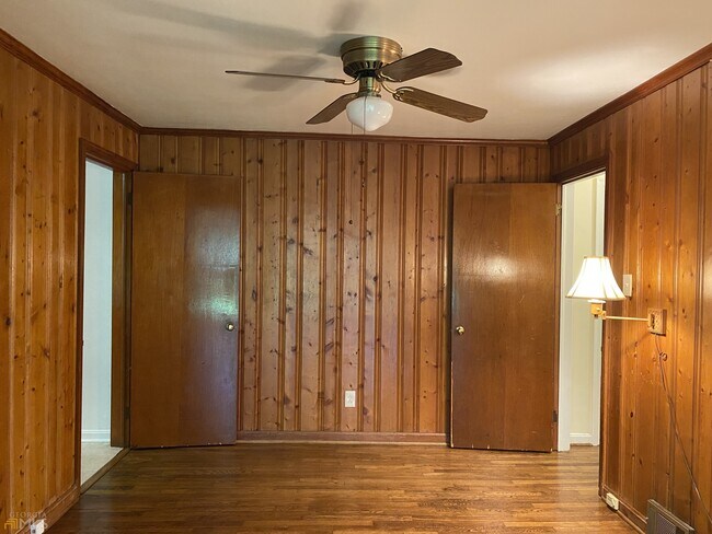 Building Photo - 2022 Woodbine Terrace NE