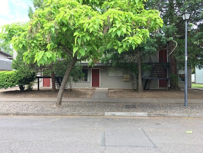 Building Photo - (CAM 9)  Very Nice Large 1 bed Apt - Close...