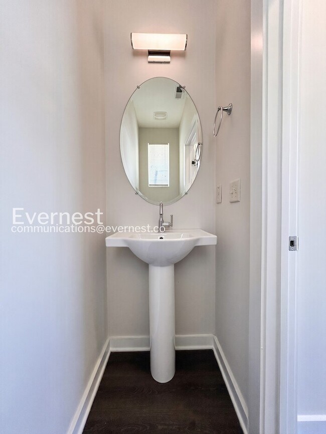Building Photo - Limited Time Special Offer / 2 Bed/2.5 Bath Townhome with Off-Street Parking / Pet-Friendly / Ava...