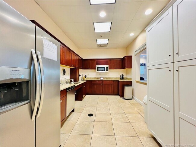 Building Photo - 7410 S Ocean Dr