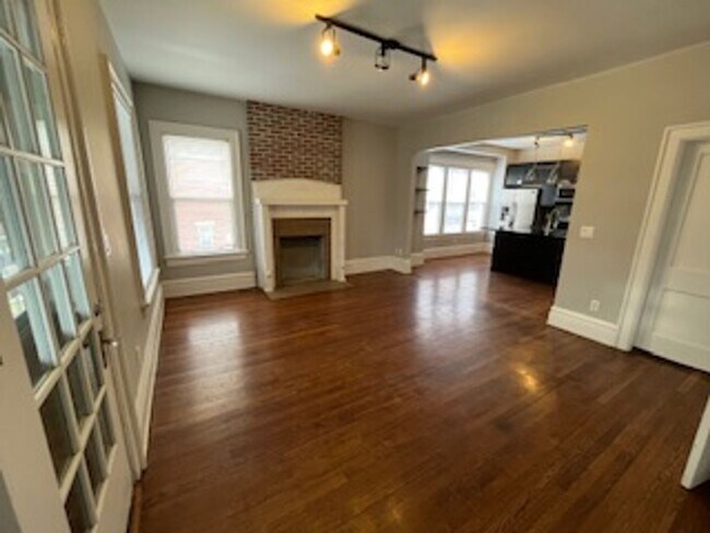 Building Photo - 3 bedroom 1.5 bath one block from Franklin Conservatory