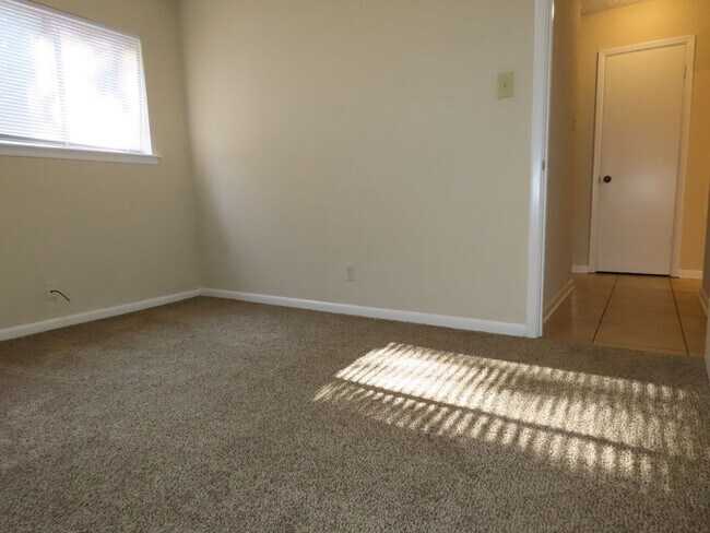 Building Photo - South Tyler! Spacious 3 Bedroom, 2 Bath Du...