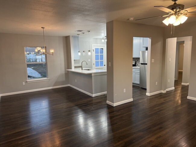 Building Photo - 415 W Mariposa Dr