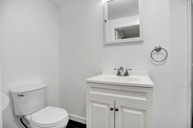 Building Photo - Charming & Upgraded 3BR Home in Arbutus wi...