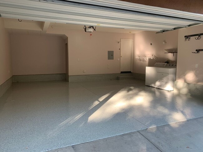 Building Photo - Remodeled Tustin Townhome 2B/3B