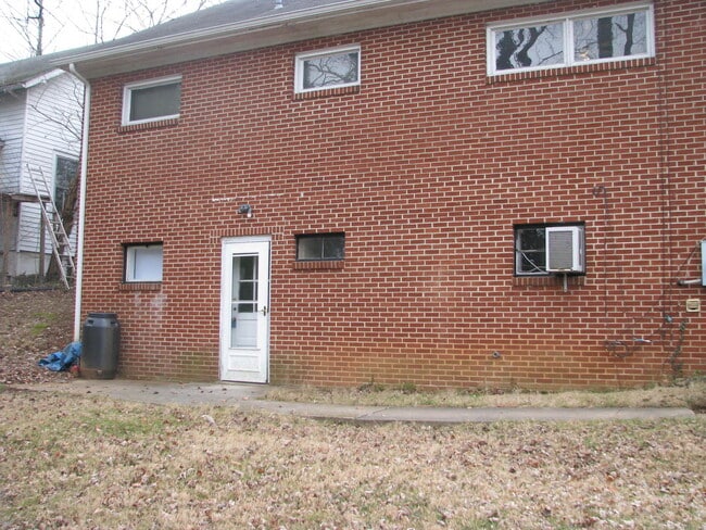 Building Photo - 901 Park St