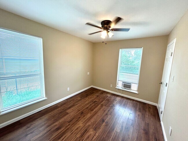 Building Photo - 1222 Fenfield Ave