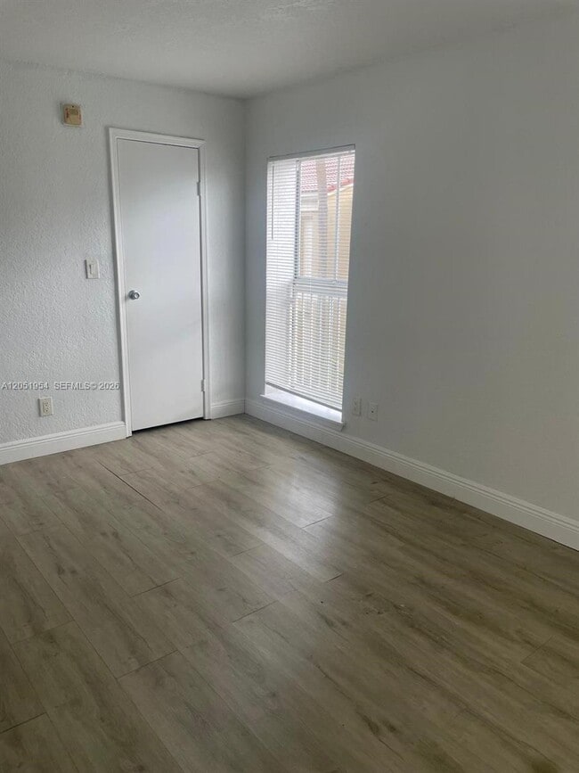 Building Photo - 927 Riverside Dr