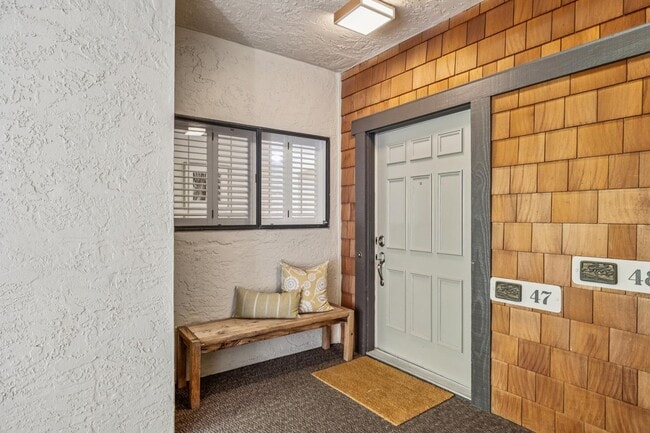 Building Photo - Elegant 2BR Condo with Golf Course Views i...