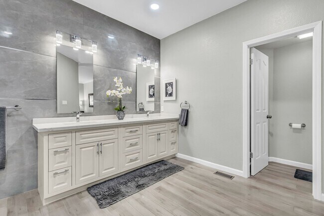 Building Photo - 2435 Pinehurst Ct
