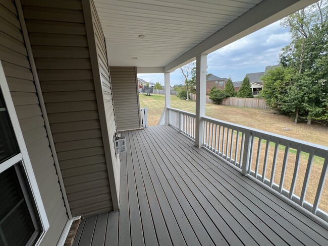 Building Photo - 447 Warren Hill Dr