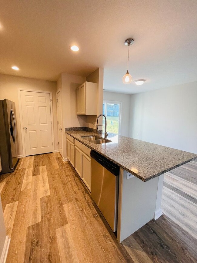 Building Photo - Like New Townhouse for Rent