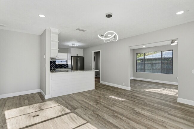 Building Photo - 229 Bonita Rd