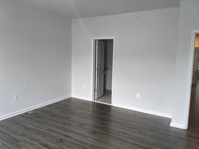 Building Photo - Modern 3 Bed 2.5 Bath Townhouse/Condo Near West End Henrico