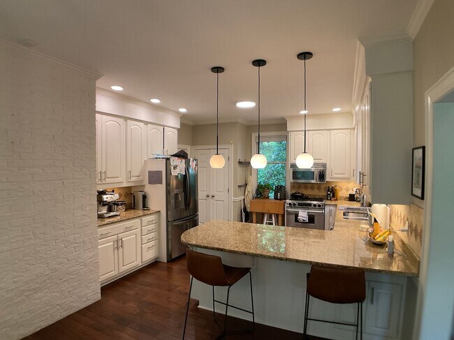 Building Photo - Executive Home in The Heart of Chapel Hill!