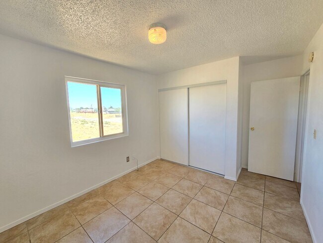 Building Photo - Freshly painted 2 bedroom  /  1 bathroom unit for RENT