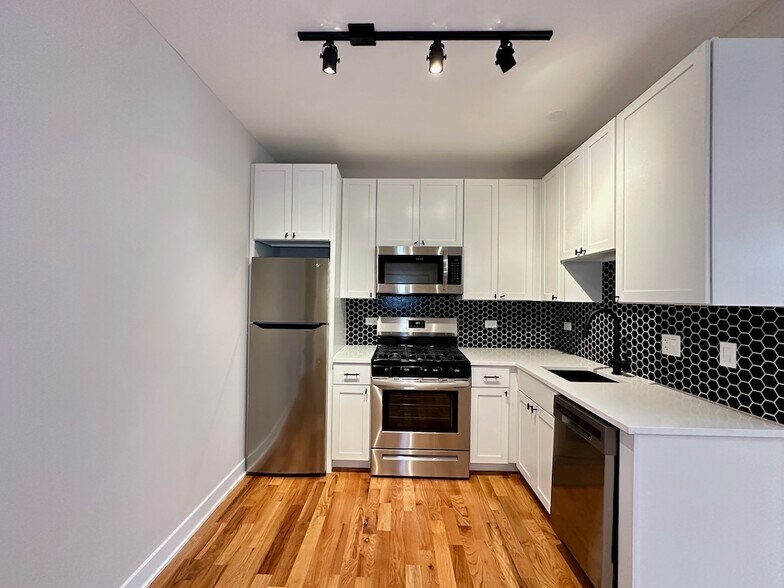 Building Photo - 661 W Wrightwood Ave