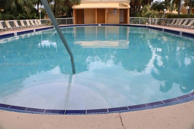 Building Photo - 9351 Fontainebleau Blvd