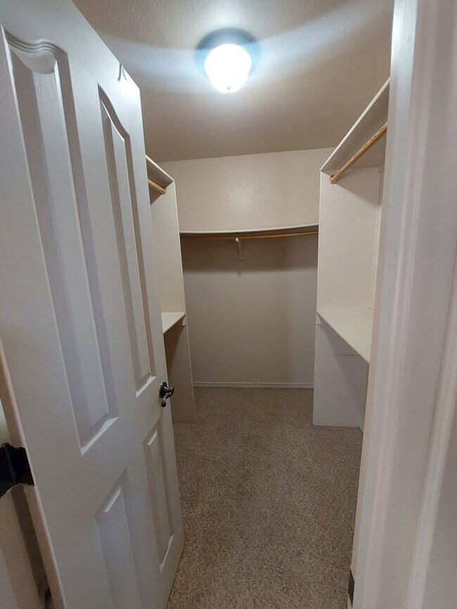 Building Photo - 4 BEDROOM 2 BATHROOM HOME 3 CAR GARAGE HOM...