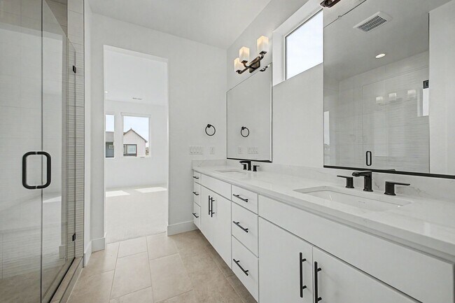 Building Photo - 707 Saddle Dr