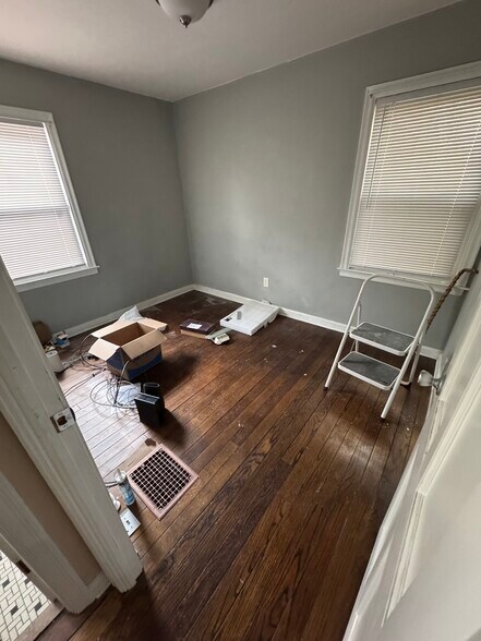 Bedroom 2 on main level 10x11 with closet - 3806 Byram Ave