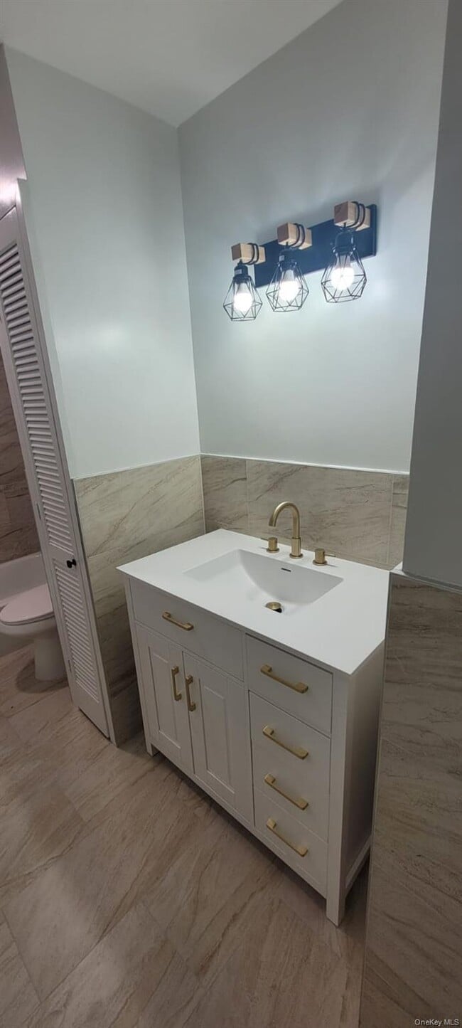 Building Photo - 52 Surrey Rd