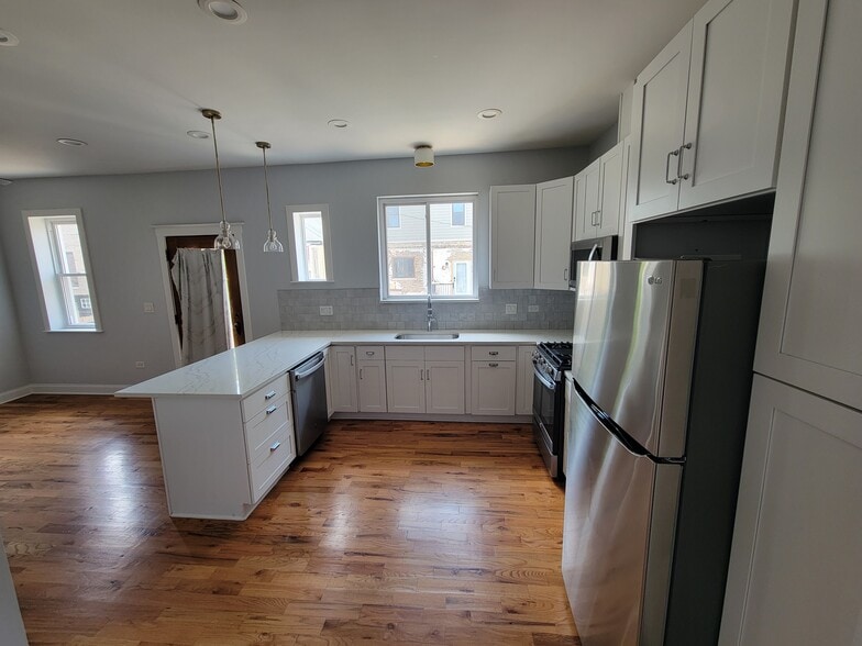 Building Photo - 3405 S Lituanica Ave