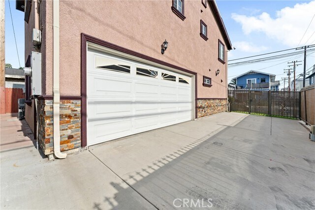 Building Photo - 435 Cerritos Ave