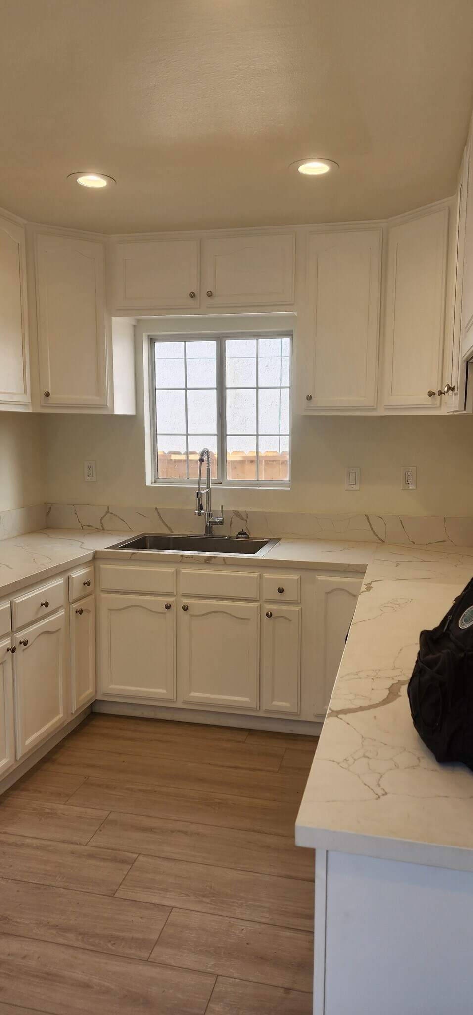 Building Photo - 950 N Kingsley Dr