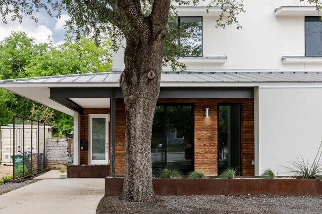 Building Photo - 1811 Justin Ln