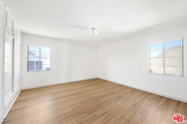 Building Photo - 1033 S Tremaine Ave