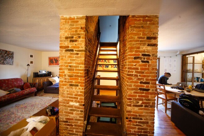 Building Photo - 107 Howe St