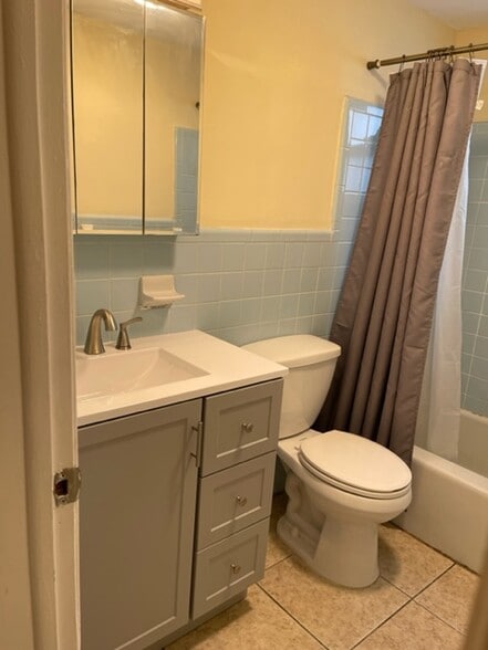 Bathroom - 300 SW 16th Ct