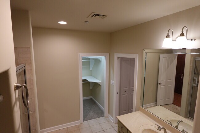 Primary Photo - 914 Main St