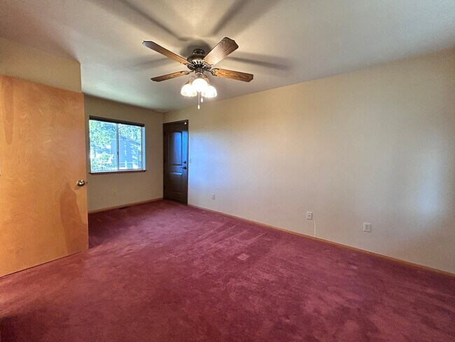 Building Photo - 262 Delle Dr