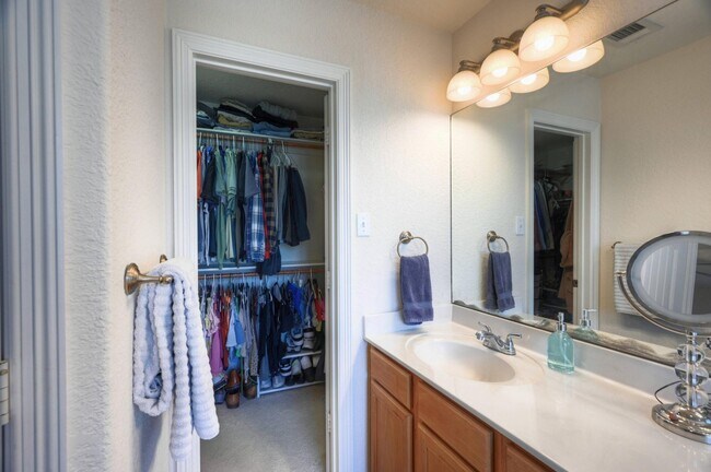 Building Photo - 108 Cove Cir