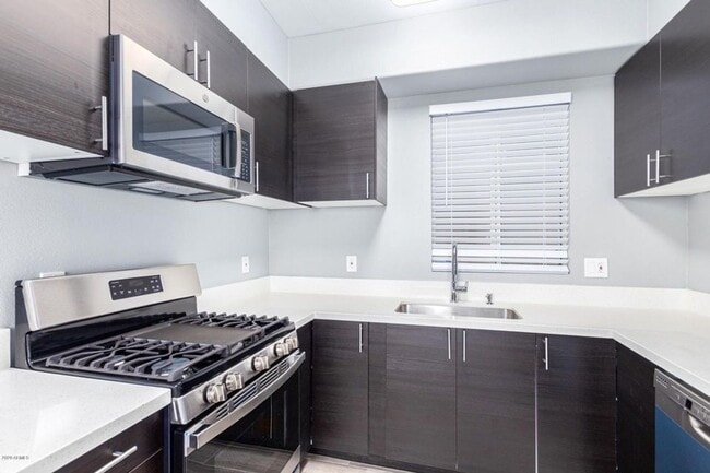 Building Photo - 3 bed remodeled  Old Town condo w/garage