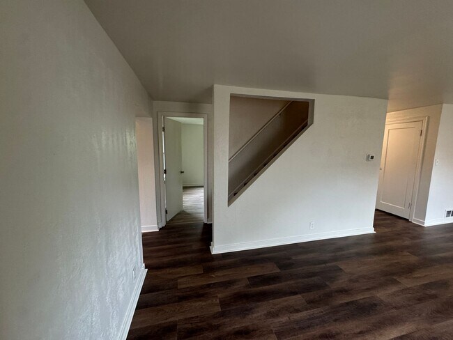 Building Photo - Available NOW! 4 Bed1Full Bath House
