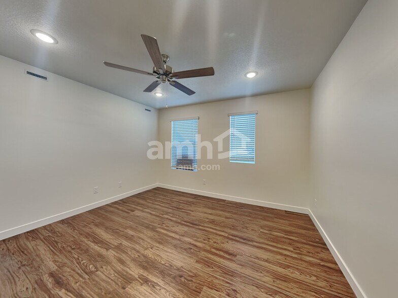 Building Photo - 1268 W Mahogany St