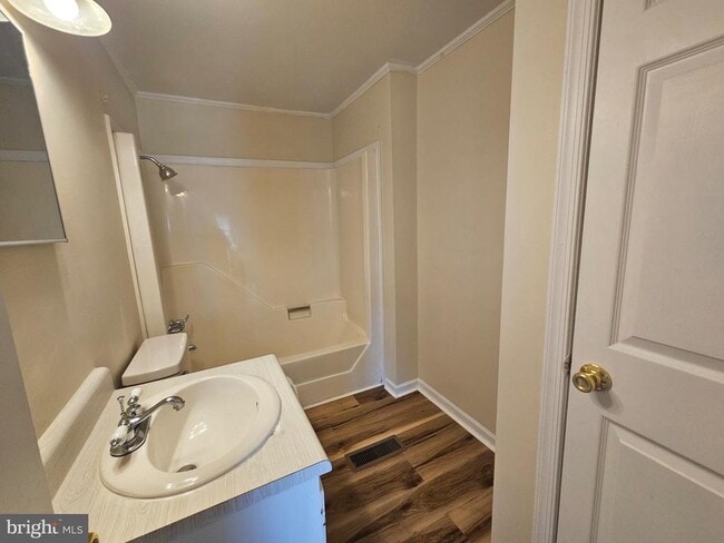 Building Photo - 1819 Picadilly Circus