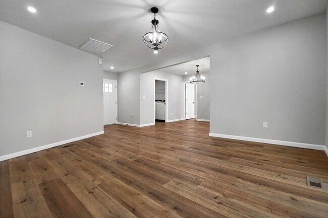 Building Photo - Pet Friendly Three Bedroom!