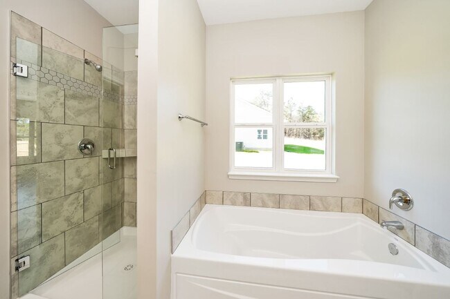 Building Photo - Newly Renovated Home in Brookwood!