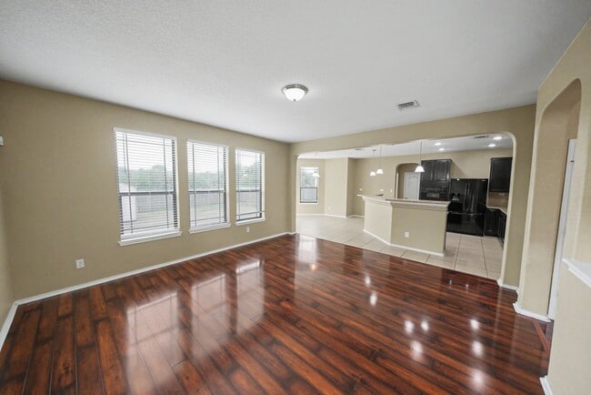 Building Photo - Spacious Live Oak Home Backing to a Greenbelt - Realtor Commission: $500