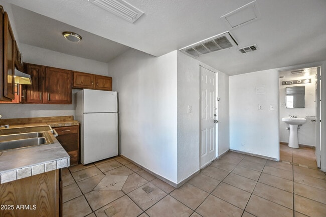 Building Photo - 526 S Mesa Dr
